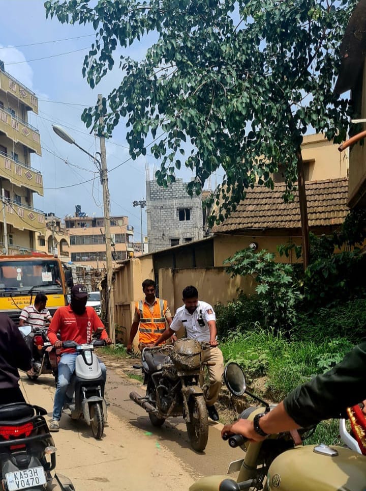 RoadLover_Life's tweet image. #NammaPolice #Proud Public as spectators, photo courtesy Ward group, #RealAction #Hero are @halairporttrfps staff who helped biker fallen in the drain. Thank you
#RoadCondition #Scross #Panathur 
@BlrCityPolice @blrcitytraffic @CPBlr @Jointcptraffic @DCPTrEastBCP @alokkumar6994