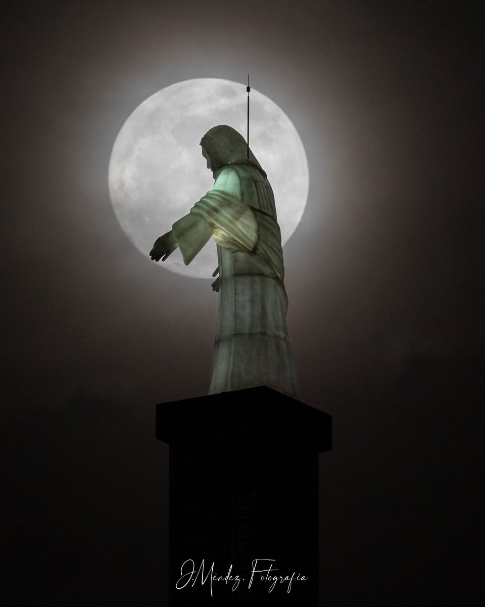 La gomera islas canarias 

Salida de la luna llena detrás del Cristo del Sagrado Corazón en la isla de La Gomera.

#photopills
#cielosESA

<a href="/AGMCan/">AGMC - Actualidad Geográfica-Meteorológica de 🇮🇨</a> 
<a href="/esa_es/">ESA España</a> 
<a href="/tiempobrasero/">Tutiempo</a> 
<a href="/VickyPalmaMeteo/">Vicky Palma</a> 
<a href="/TiempoRTVC/">El Tiempo RTVC</a>