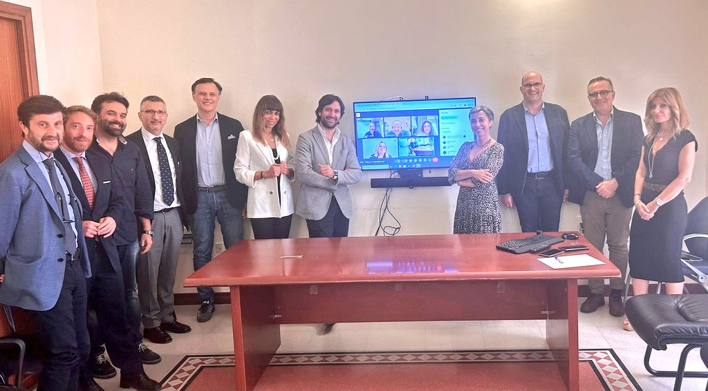 A #palermo succedono cose belle.
Come ad esempio una riunione con gli #stakeholder del territorio per discutere con l'assessore <a href="/Ferrandelli/">Fabrizio Ferrandelli</a> del "Polo Unico dell'Innovazione" che nascerà ai Cantieri Culturali alla Zisa