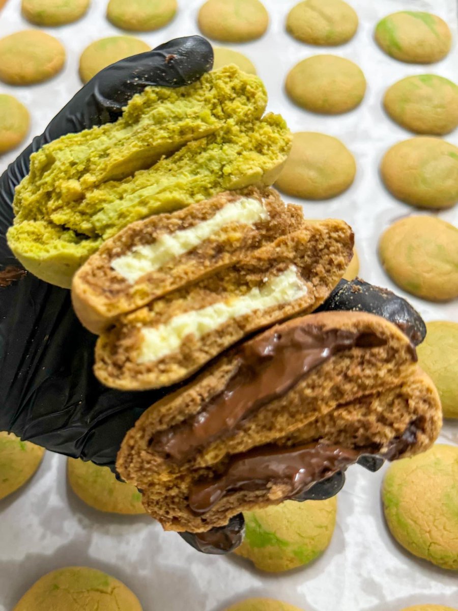 คุกกี้ออกจากเตาแล้วค่า มี3รสชาติให้เลือกน้า✨
💚 มัทฉะญี่ปุ่น
🤎 ดาร์ช็อคโกแลต
🤍 ไวท์ช็อคโกแลต

สั่งขนมทักDMหรือกดสั่งเองได้เลยค่ะshop.line.me/@686mxzku