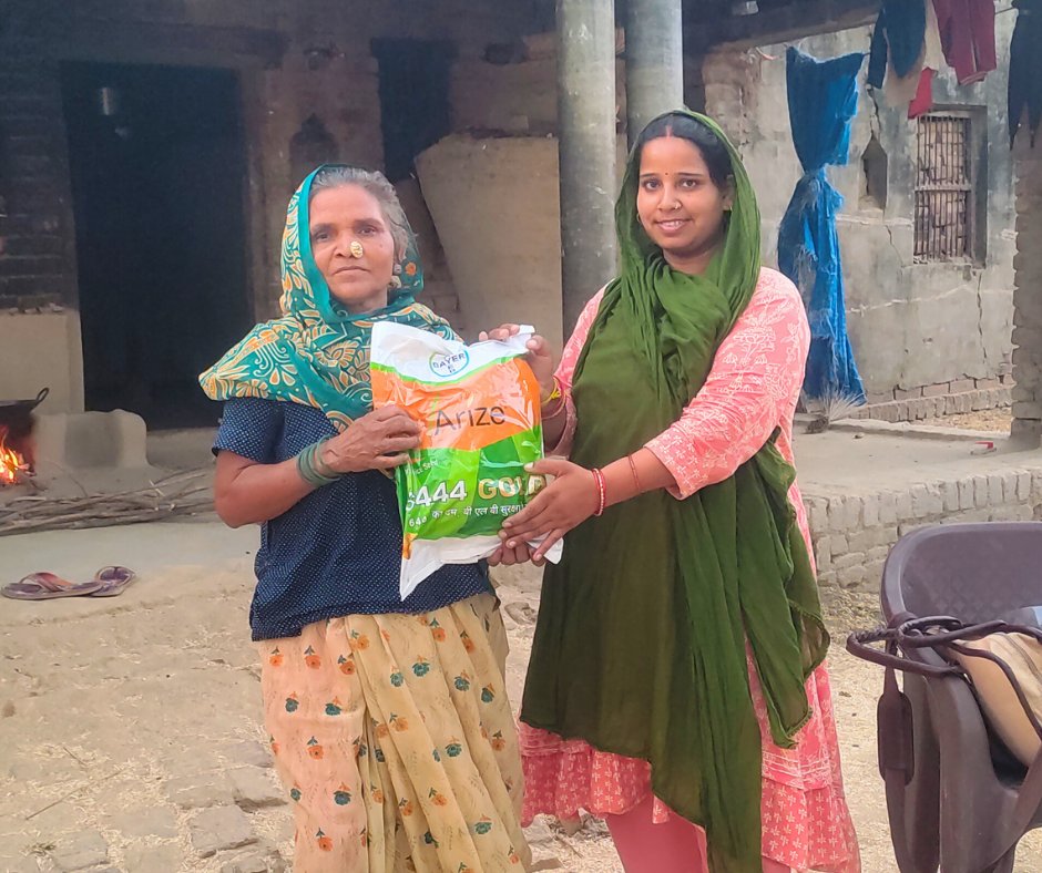 oorjasolutions's tweet photo. We have recently distributed 600+ kg of top-quality, high-yielding paddy seeds to farmers in Uttar Pradesh. Thanks to our Farmer Advisory team, 92 farmers across 15 villages are now equipped with premium seeds, boasting high disease resistance and optimal nutrition. https://t.co/xjtWOVP5RC
