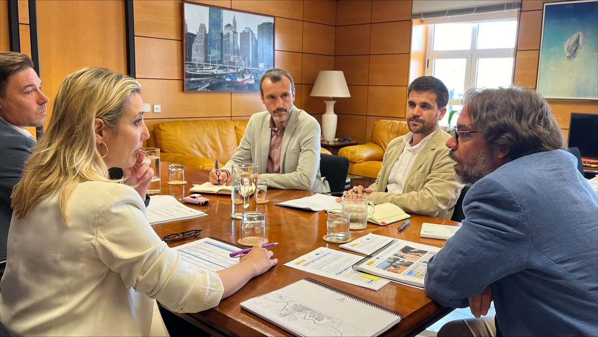 Hemos mantenido una reunión con el Secretario General de Movilidad Sostenible del <a href="/transportesgob/">Ministerio Transportes y Movilidad Sostenible</a> , Álvaro Fernández Heredia, para tratar todos los proyectos que están en marcha todos los nuevos proyectos que están por venir en movilidad sostenible en Alcalá de Guadaíra.