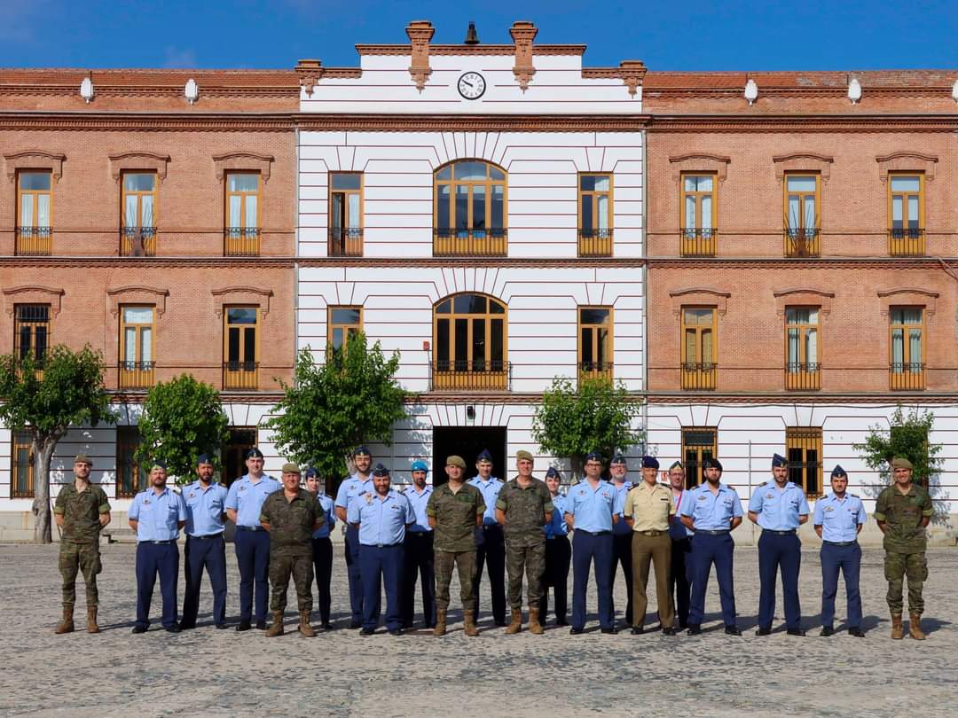FUTER_ET's tweet image. El XXVI Curso de Guerra Electrónica para Suboficiales del Ejército del Aire y el Espacio ha visitado el #REW31. Una jornada intensa donde pudieron conocer de cerca nuestros equipos de última generación y nuestros procedimientos.
#MATRANS
#GuerraElectrónica
#EjércitoDelAire
