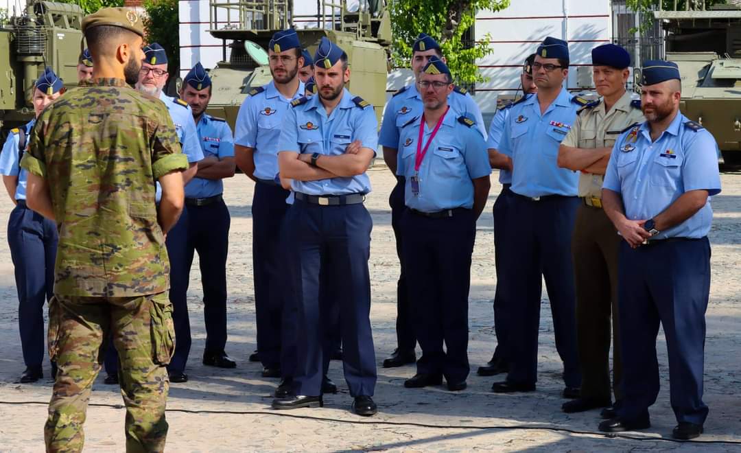FUTER_ET's tweet image. El XXVI Curso de Guerra Electrónica para Suboficiales del Ejército del Aire y el Espacio ha visitado el #REW31. Una jornada intensa donde pudieron conocer de cerca nuestros equipos de última generación y nuestros procedimientos.
#MATRANS
#GuerraElectrónica
#EjércitoDelAire