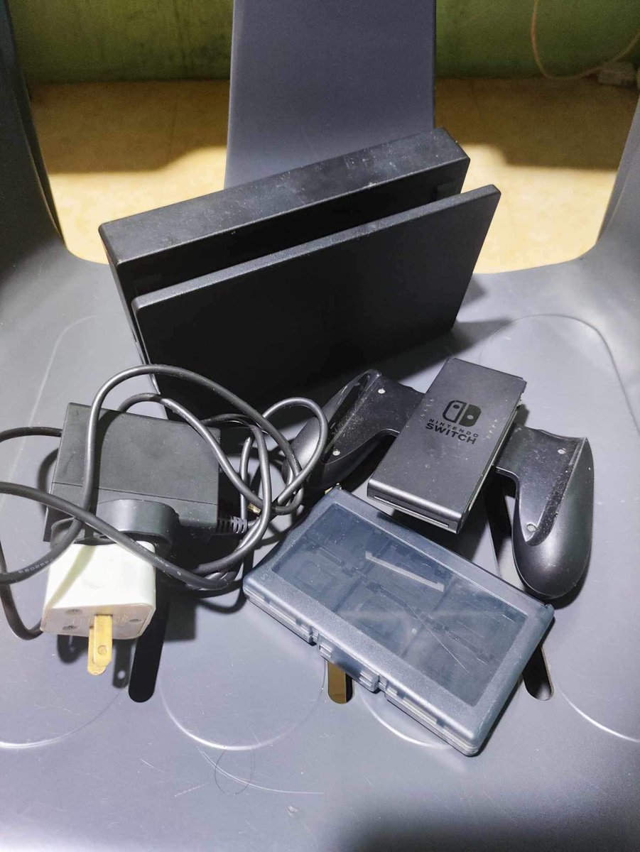 svt6_sbc's tweet photo. wts lfb nintendo switch v2

  🏷️ ₱ 10,000 payo 

• inclusions (charger,  joy con, dock, grip, straps)
• free carrying case
• free games
— no issue | good as new

rfs: hindi nagagamit. need funds

loc: taguig, pasig
mod: lalamove only/meet up https://t.co/XG55yc2bqp