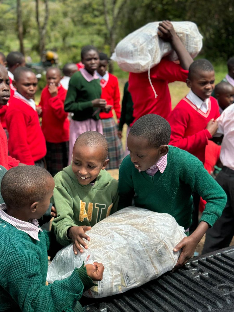 Just look at these smiles!
Our school feeding program ensures that students have the nourishment they need to focus, learn, and thrive. #EducationForAll #KeepingGirlsInSchool #NutritionMatters
