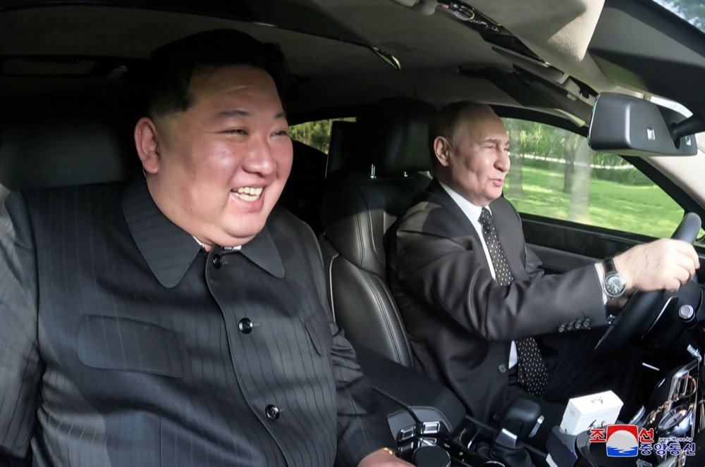 Fekerfanta's tweet photo. Lo de Kim Jong Un conduciendo con Putin de copiloto (y viceversa) me tiene dando volteretas. https://t.co/1IUK35EbCw