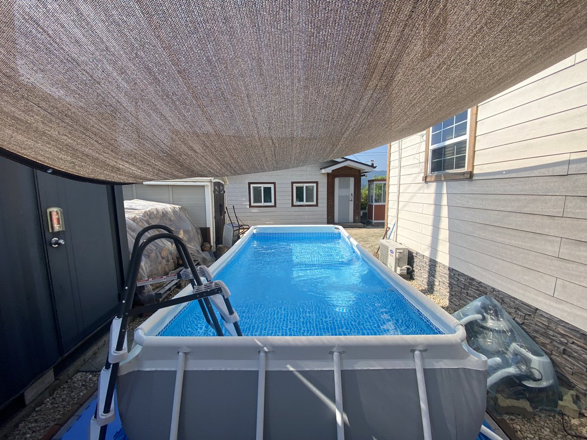 mobydick119's tweet image. 아부지: 손녀들 놀게 수영장을 사야겠다.
나: 저도 보탤게요. 오십이면 되려나?
아부지: 충분할 거야.

며칠 뒤

아부지: 바닥 공사를 좀 해야겠다.
나: 그렇겠네요.
아부지: 백은 잡아야 할 것 같아.
나: 예.

며칠 뒤

아부지: 애들 피부가 예민하니까 정화시설을 설치해야 해.
나: 예.

며칠 뒤…