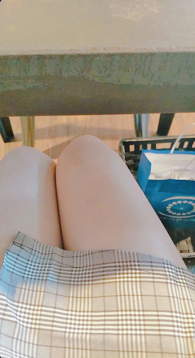 隔壁那個男生也在偷滑推特，小白是不是該跟他交流交流了ಠ_ಠ https://t.co/hJIjfwdGGs