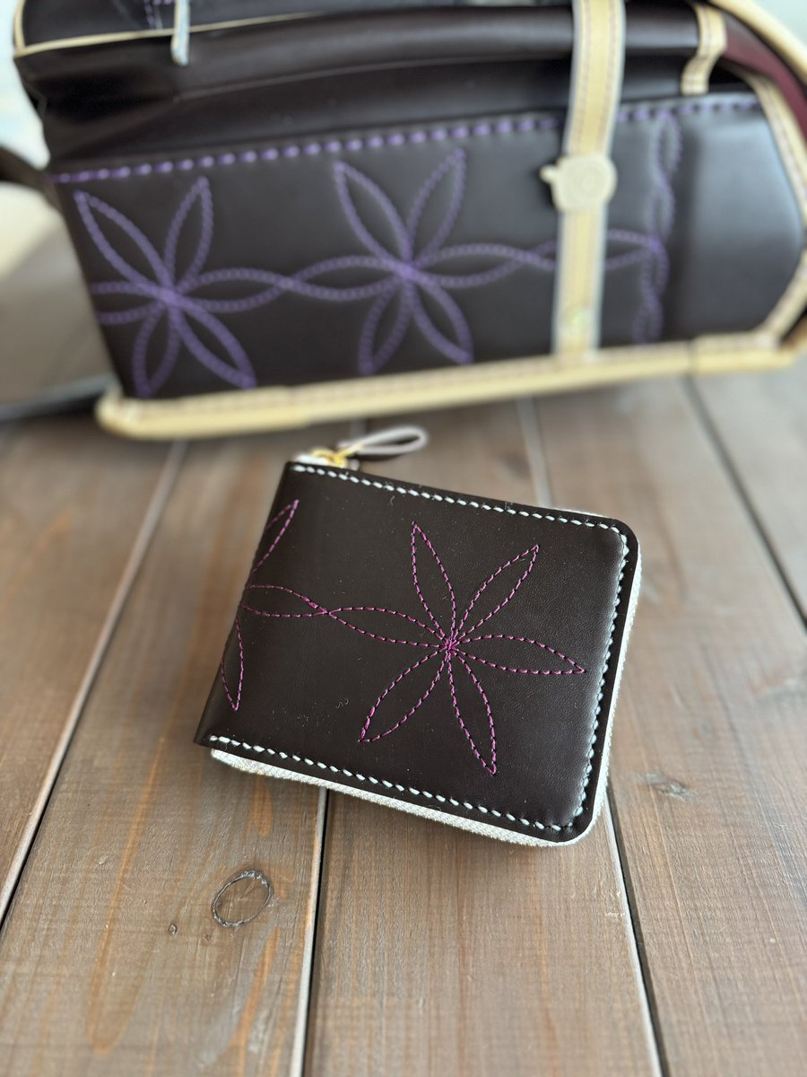 HAKODATE_CRAFT's tweet photo. 今回は刺繍が印象的なランドセルでファスナーが付いた二つ折り財布を製作しました。
#letherbag #handmade #lethe #lethercraft #letherwork #hakodate #hakodatecraft #レザー #レザークラフト #函館 #ハコダテクラフト #革 #革小物 #レザーバッグ #小銭入れ #ランドセル #ランドセルリメイク https://t.co/Re7fAKCwqG