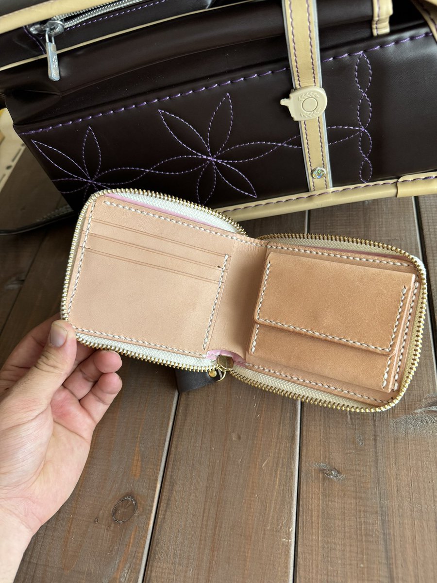 HAKODATE_CRAFT's tweet photo. 今回は刺繍が印象的なランドセルでファスナーが付いた二つ折り財布を製作しました。
#letherbag #handmade #lethe #lethercraft #letherwork #hakodate #hakodatecraft #レザー #レザークラフト #函館 #ハコダテクラフト #革 #革小物 #レザーバッグ #小銭入れ #ランドセル #ランドセルリメイク https://t.co/Re7fAKCwqG