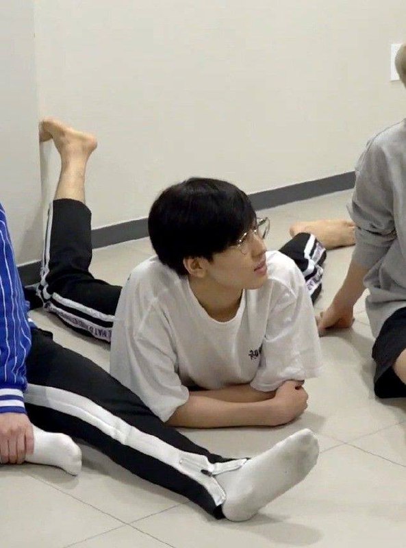 -star bukti bahwa idol adalah manusia biasa, wonu gelesotan di lantai 😢