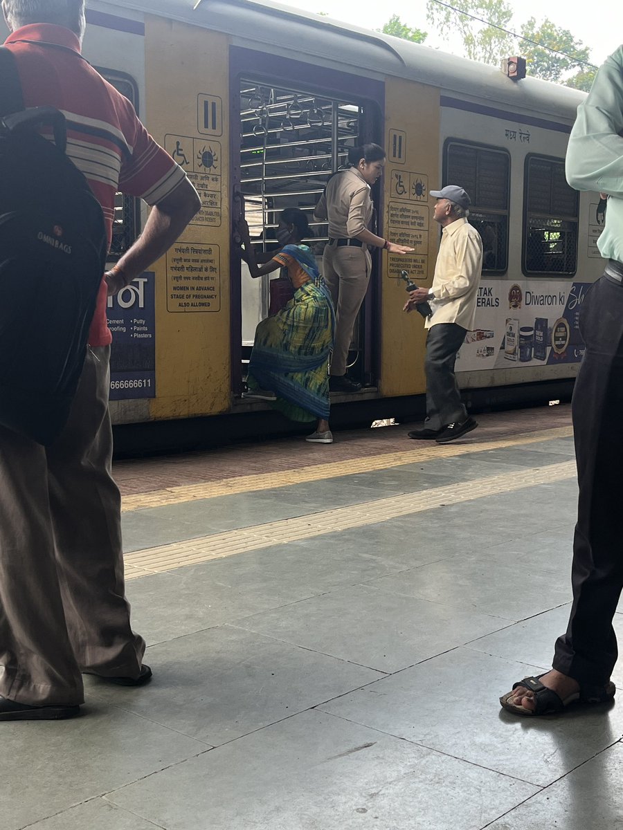 Ajay_3116's tweet photo. Ledies spcl handicapped coach me guard appoint krte ho lekin normal train ke handi. coach me guard appoint nhi krte h. Norml public ki wakah se handi. ko chadhne nhi milta. ye mngmnt h rlwy Jb koi accident ho jaega tb dekhoge kya? @Central_Railway @RailMinIndia https://t.co/vri0MryomY