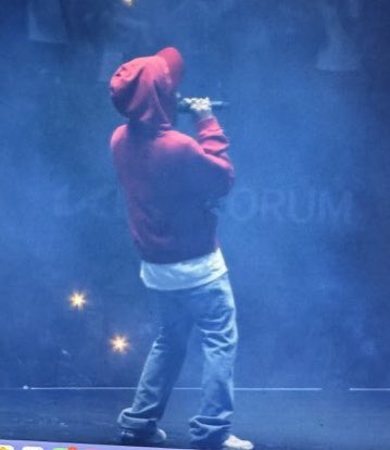 Kendrick está usando um outfit inspirado no primeiro show de Tupac após "Hit Em Up"

O CARA PENSOU EM TUDO