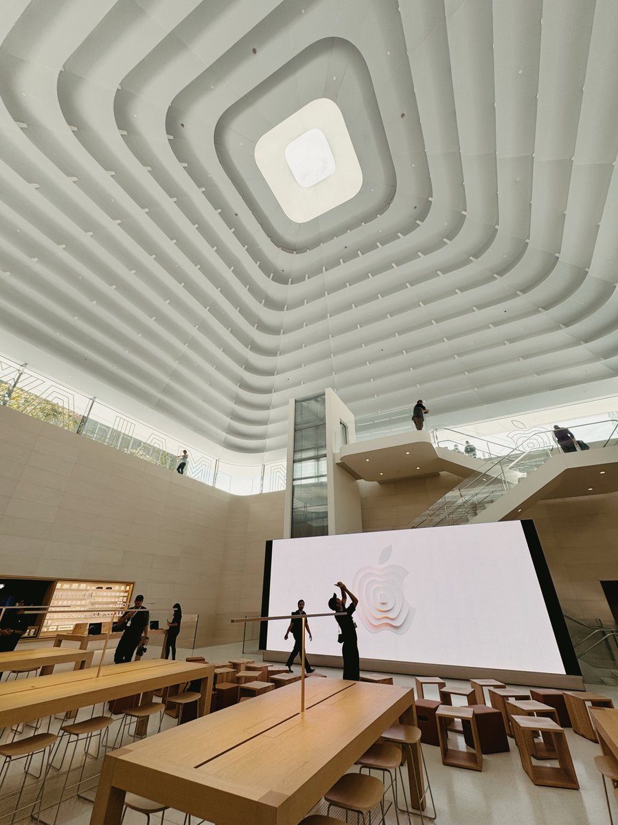 Amsyarnaif's tweet photo. First look. Inside Apple Store TRX, Malaysia. https://t.co/zhkEcgFDhs