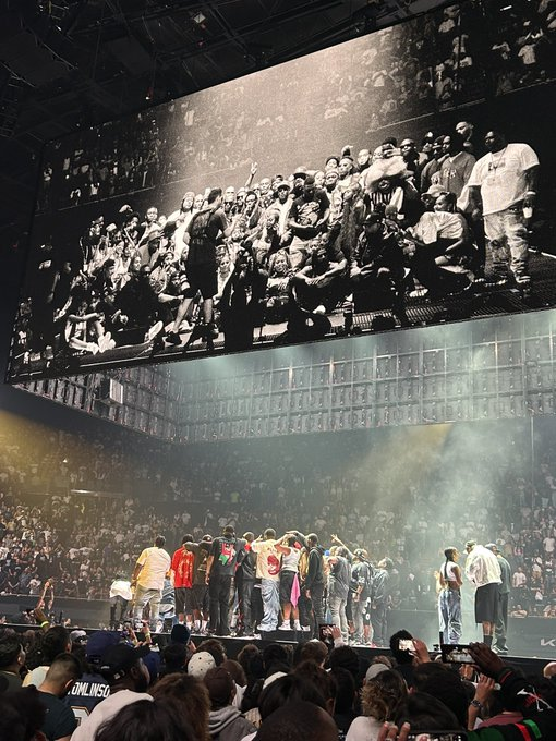 whynotmidia's tweet photo. O Kendrick Lamar conseguiu juntar todas as gangues de Los Angeles num mesmo palco e todos aproveitarem o Hip-Hop.

Mesmo depois da morte do Pac, do Nip... Isso é extraordinário, isso é inacreditável, isso é genial.

Absurdo. Isso é a cultura. https://t.co/euSilS1rSS