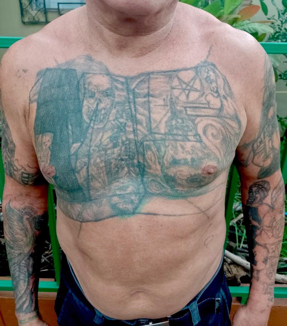 merino_monroy's tweet photo. Un asesino menos en las calles. 

José David Orellana Romero, alias "Drimer", fue ubicado por soldados de la @FUERZARMADASV en la colonia Toledo de San Miguel.

Este delincuente, homeboy de la MS-13, posee antecedentes por homicidio agravado y múltiples tatuajes alusivos a su estructura criminal. 

Fue entregado a la @PNCSV para que responda ante la justicia, por todo el daño causado a la sociedad salvadoreña. 

#Seguimos
#GuerraContraPandillas