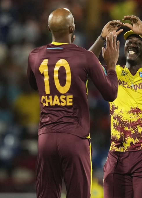 "Roston Chase gets the huge wicket of Buttler 🔥"