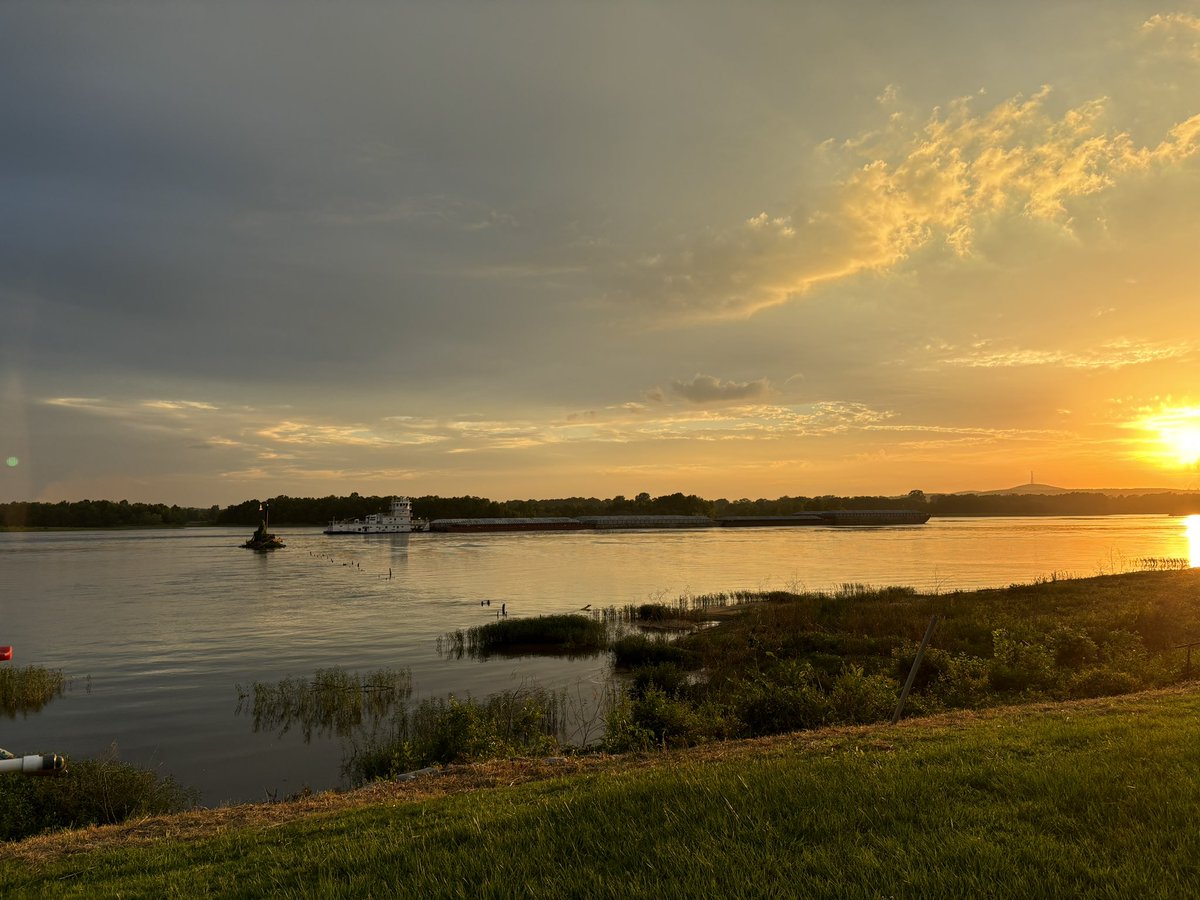fropappy's tweet photo. A nice sunset and a large barge. #Sunset #TheRiverPlantation #Barge #LargeBarge #ArkansasRiver https://t.co/3cTtdYqSpP