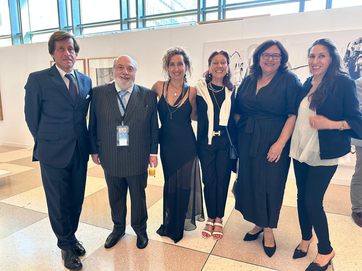 UruguayONU's tweet photo. Se llevo a cabo la apertura de la muestra de arte " Coexistencia creativa" basada en las obras de Rimer Cardillo y de Vicky Barranguet, con la curadoría de Patricia Bentancur. La muestra se encuentra en exhibición hasta el día 30 junio. https://t.co/lanbsLt02b