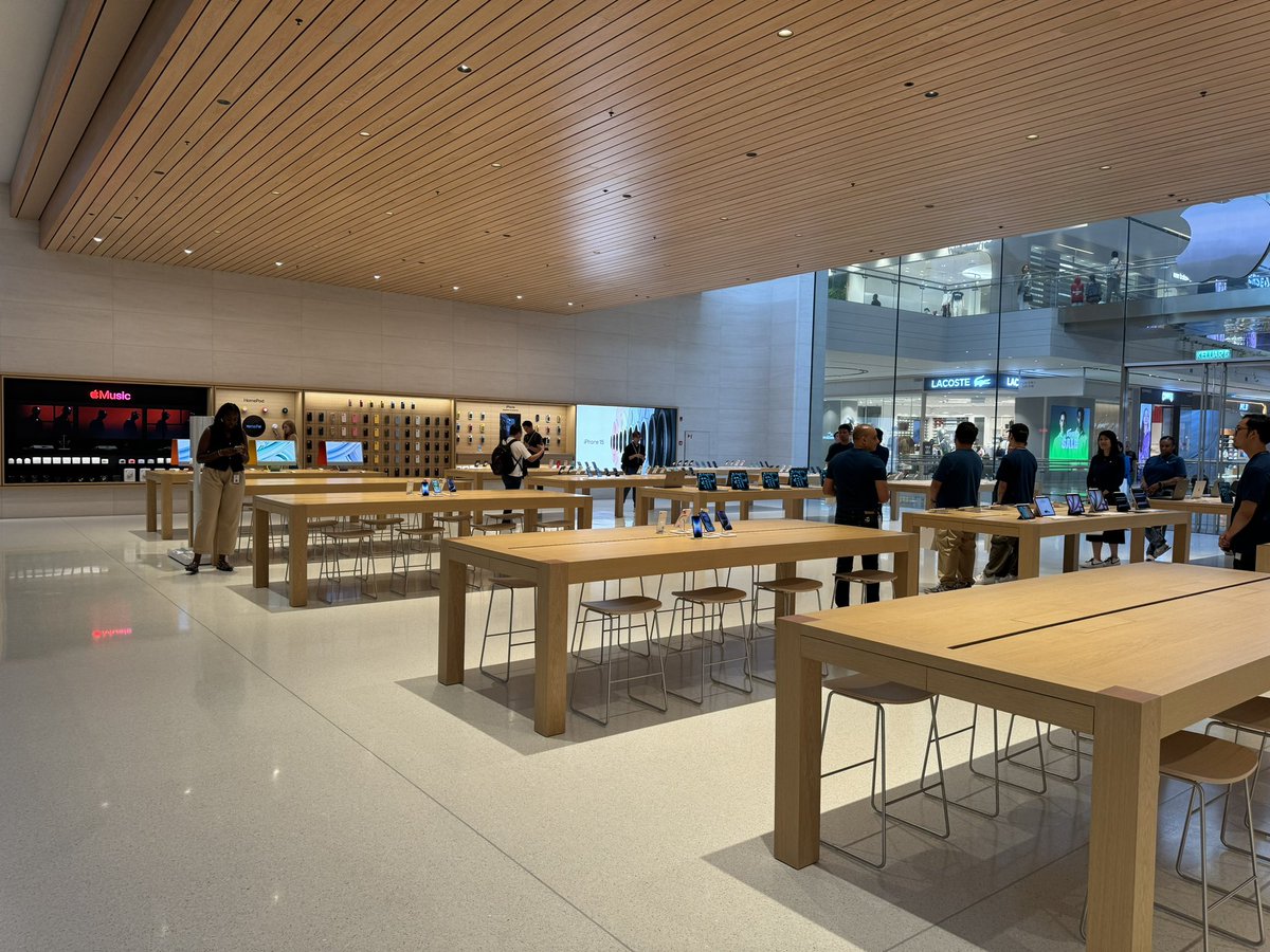 Soya_Cincau's tweet photo. The “Genius Bar” is located right next to the Today at Apple area on the Forum level (Level 2). The store runs on 100% renewable energy and is carbon neutral. #apple #applestore #applestoretrx https://t.co/29yLz2xNqL