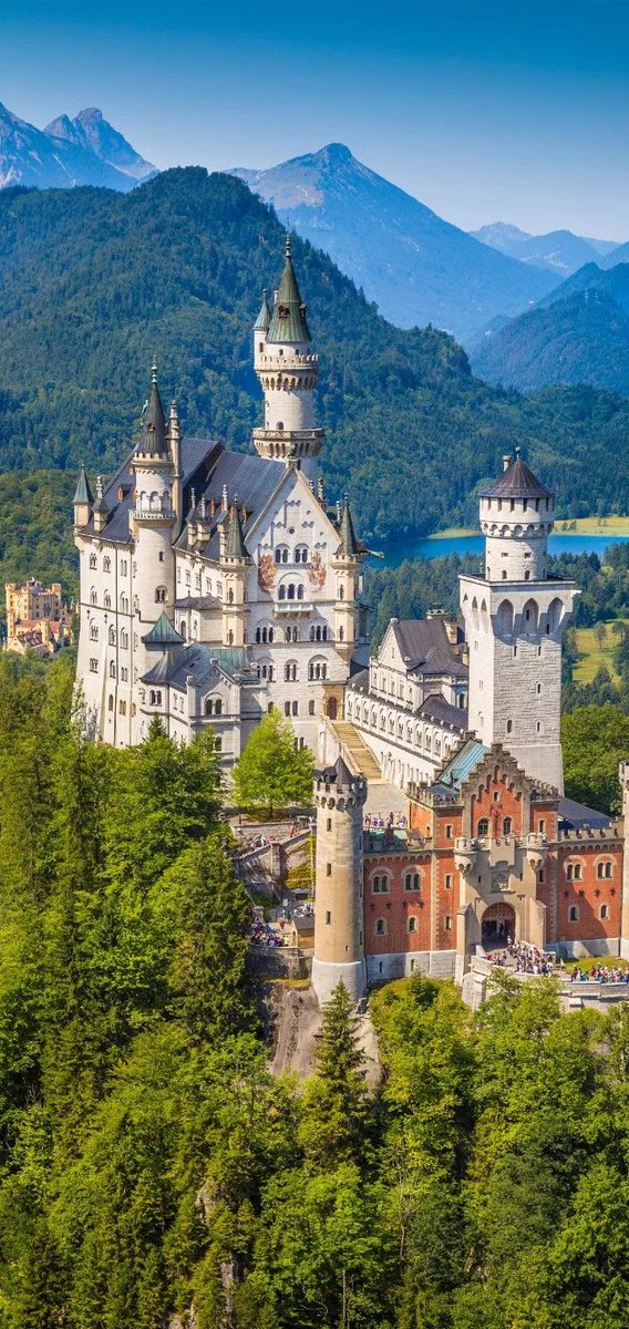 KSsenawang's tweet photo. 🟣Istana Neuschwanstein, terletak di Bavaria, Jerman, adalah salah satu istana yang paling dikenali di dunia dan merupakan simbol romantik era pertengahan. Istana ini terletak di pergunungan Alps Bavaria dan menarik berjuta-juta pelancong setiap tahun.

#centraleasterneurope
#cee https://t.co/NyjdbRECtF
