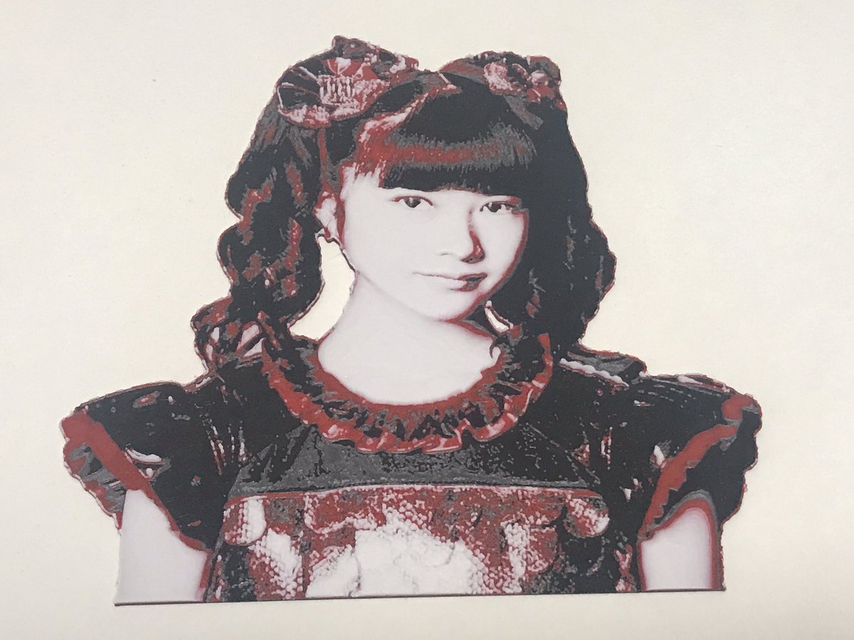 cobac_net's tweet photo. 3Dプリンタでゆいちゃんを印刷。フィラメント・ペインティングという手法で、透過性を考慮しつつ油絵のように重ね塗りしたもの。HueForgeという有料アプリでデータ変換し、3色（黒、灰、白）もしくは4色（赤を追加）のフィラメントで印刷。

#YUMETAL
#HappyBirthday https://t.co/X1VRJfkGfl