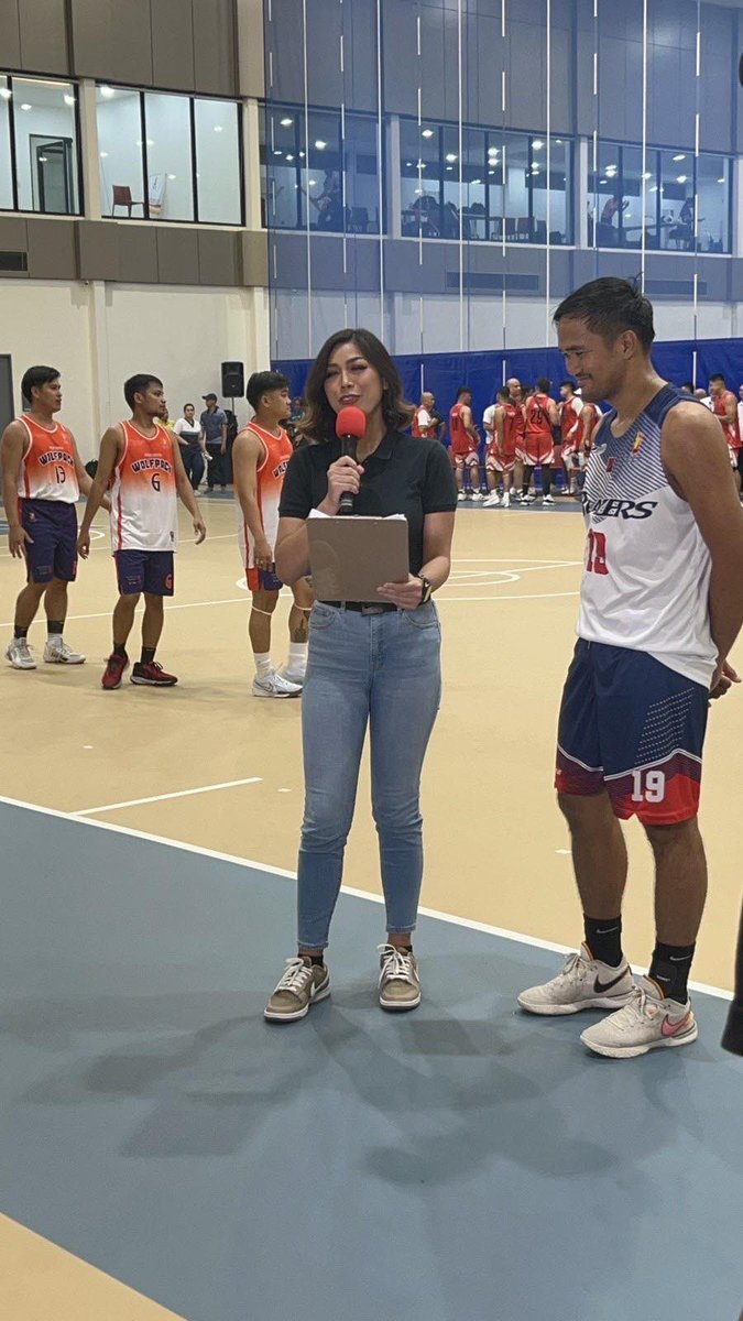 AsidoSarah's tweet photo. Hosted the opening ceremonies of the 2024 San Miguel Group Basketball Tournament. 

Also did some courtside duties for the first two games. 

So blessed and grateful to be of service to my company and doing what I love the most! ❤️🧡🤍🏀 https://t.co/kr9htZZu8p