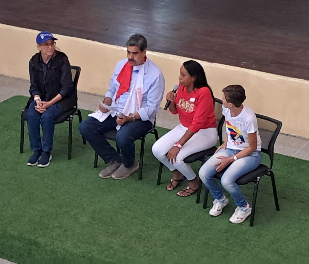 CdcePlaza's tweet photo. El CDCE PLAZA recibió con alegría a nuestro Presidente @NicolasMaduro para reinaugurar la UENB Miguel Otero Silva de Las Clavellinas,  Guarenas @ZYSEGMIRANDA @_LaAvanzadora @NicolasMaduro https://t.co/dzt0LRnof1