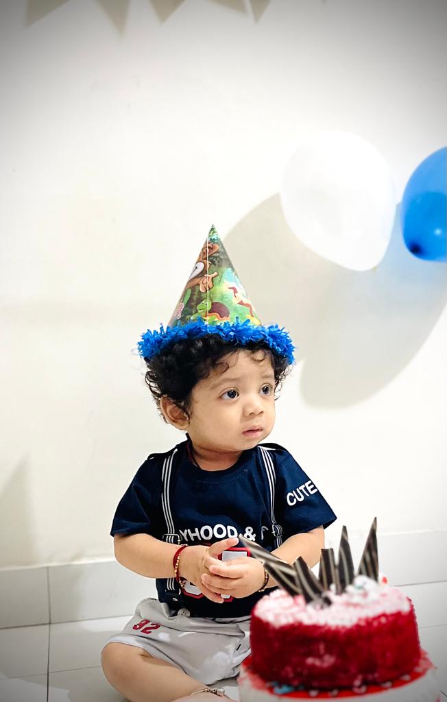 Bhagirathsutar's tweet photo. 𝓗𝓪𝓹𝓹𝔂 𝓑𝓲𝓻𝓽𝓱𝓭𝓪𝔂  🎂 my handsome boy #Dev 
2 years completed

🍫 🎉🎈 🍰 https://t.co/0UTvFtc3p2
