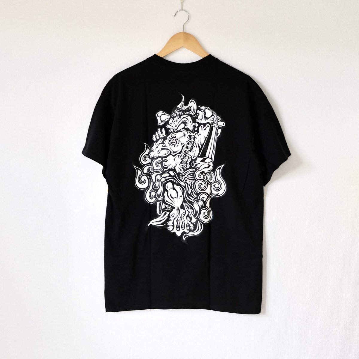 🎤🥁🎸🎷🔈『CREW』Volume1 発刊記念として作成された復刻Tシャツを6/20（木）12:00から数量限定にて『CREW』復刻Tシャツ販売スタート
販売先:KYRA/SALAD DAYS CLUB web サイトkyra.jp/?mode=cate&cbi…
販売価格：各3500円（税込）　#crewmagazine