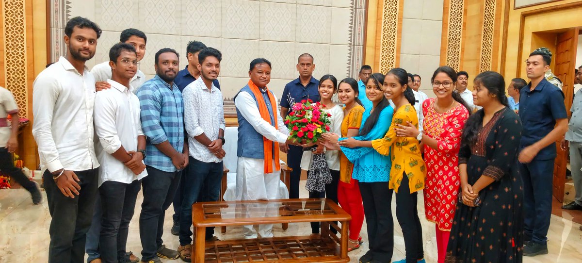 ovc_unofficial's tweet photo. The students of College of Veterinary Science &amp; AH, OUAT, wholeheartedly congratulated Hon'ble CM of Odisha for his remarkable victory in the assembly elections.
@MohanMOdisha 
@CMO_Odisha 
@BJP4Odisha 
@BJP4India 
@farddept https://t.co/lQiwBogrJF