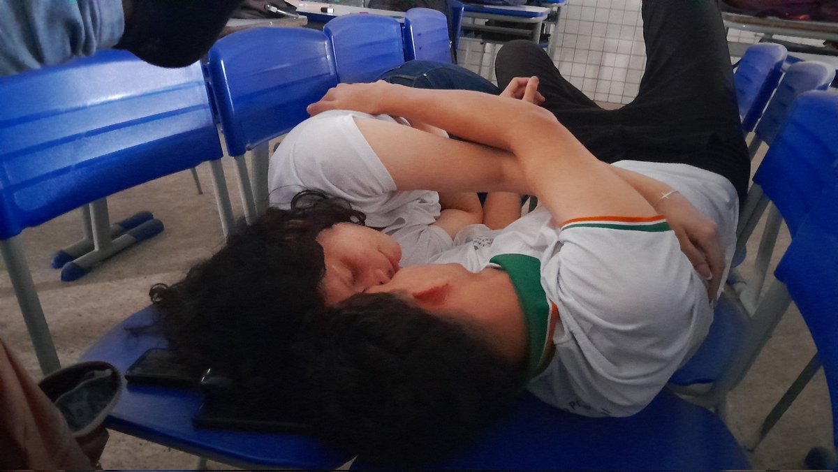 tododiacaskel's tweet photo. • #dia69 e #dia70pt1:
hoje ( ontem ) foi um dia de grandes emoções, bimestrais de ciências da natureza e muito desespero pra saber se ficaríamos de férias, entre o casal caskel, tudo deu certo, e já começa o clima de despedida para as férias, fofos! https://t.co/Ff1NqOYZCd