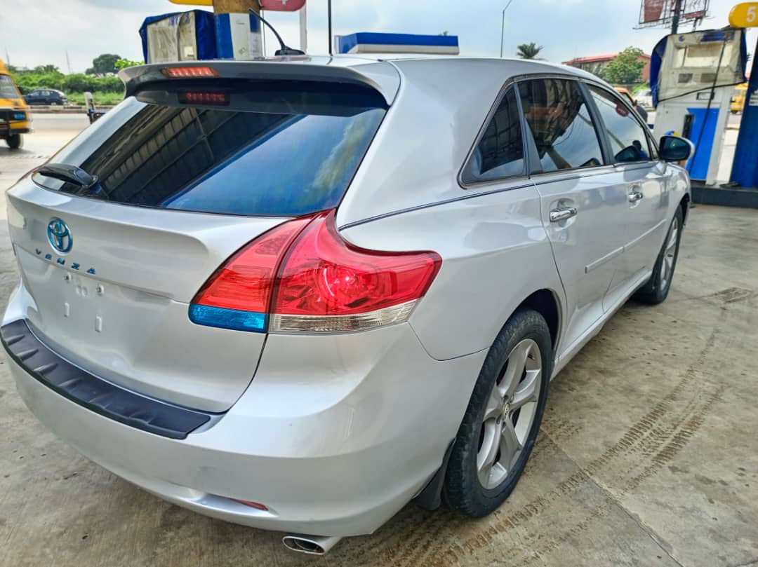 Tokunbo standard Toyota Venza 2010 model with panoramic roof, remote key, Very sound 2GR V6 engine, smooth automatic transmission, Chilling AC, Reverse camera, fabric interior, very sound car. Call me to purchase (07014569130)

PRICE IS 9M 💰
LOCATION IS OSHODI, LAGOS STATE.