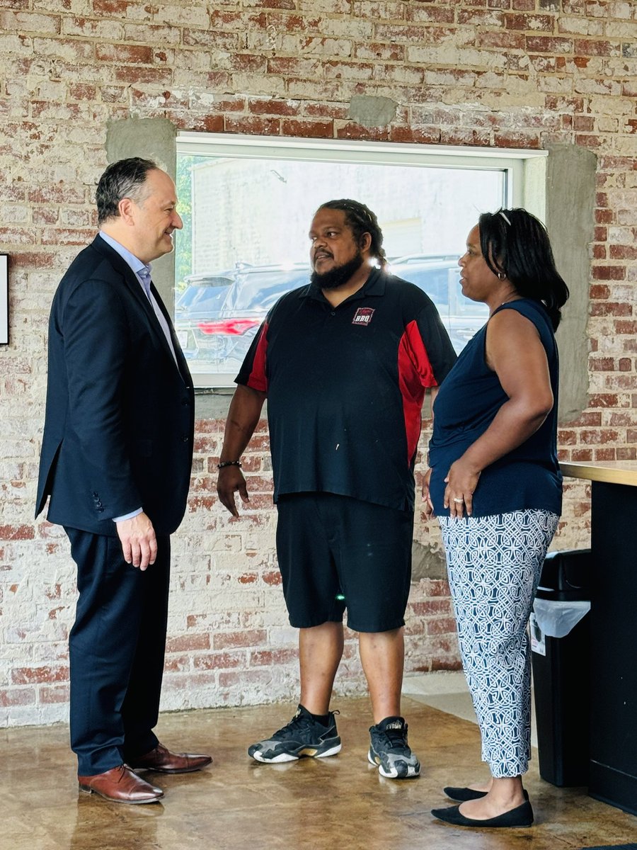 NatalieforNC's tweet photo. Huge thanks to the local party leaders, super volunteers, @MikeDsBBQ , Word of God Church and my cousin, Sonya hosting over 100 folks in Wilmington!!! And Tammie Hall for helping us source over a dozen black owned vendors!! #Juneteenth https://t.co/UborkAeDPe