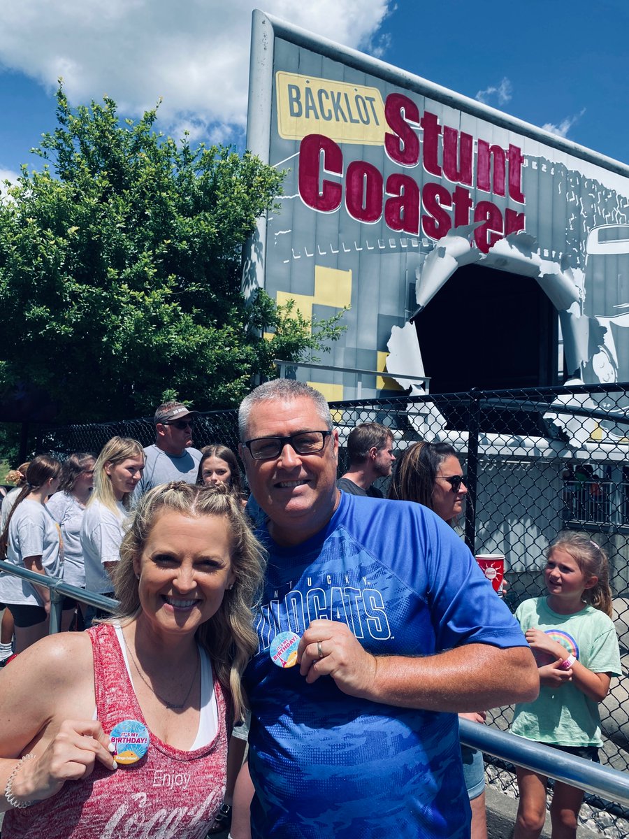 DiPowers's tweet photo. Checked off my fun selfie with some roller coasters at KI. 🎢
#funselfie #tmgenius
#Summerselfiechallenge
#birthdaycelebration https://t.co/pNkfFy1CYG