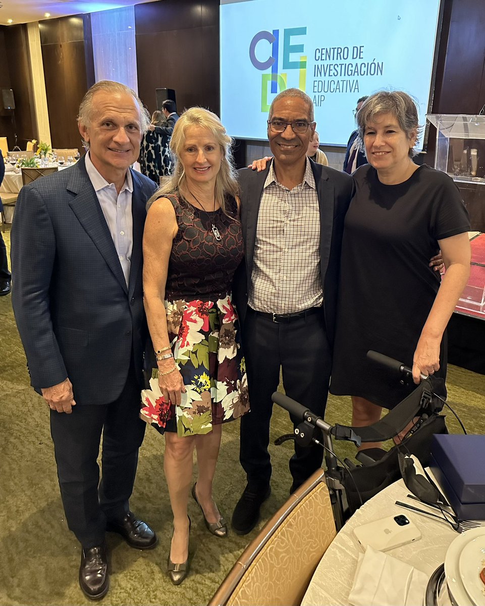 Merecido y emocionante reconocimiento del Centro de Investigación Educativa (CIEDU) a uno de los más ilustres e inteligentes panameños, el distinguido humanista y científico Dr. Julio Escobar Villarué, incansable propulsor de una mejor educación para todos los panameños. Gracias