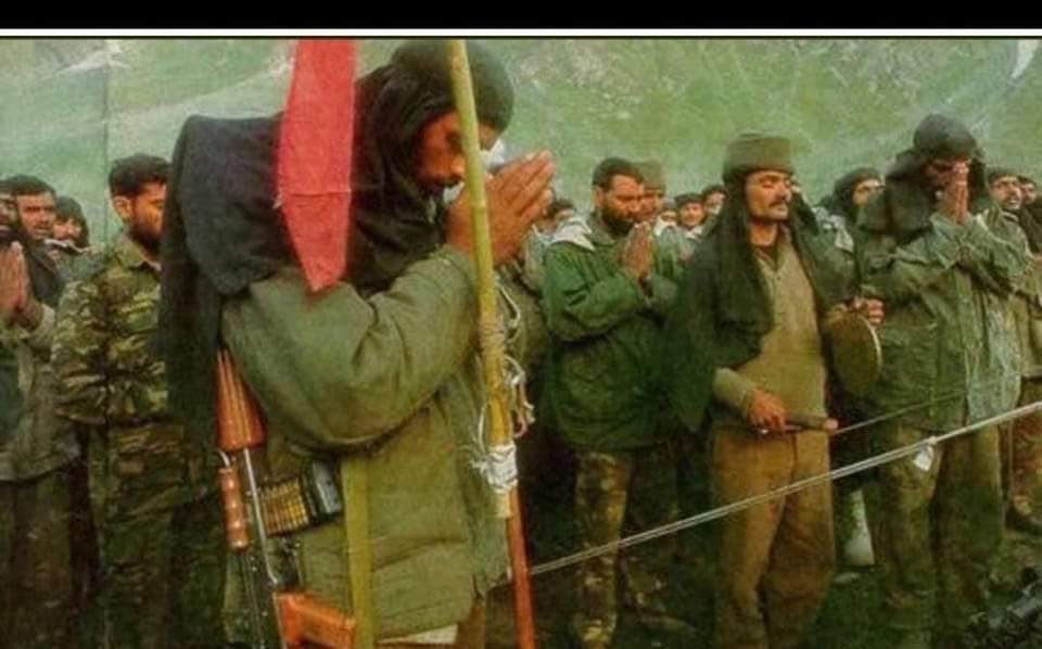 This is the pic of troops of 2 RAJRIF taken 25 yrs ago, on 12th Jun 1999. 

Leftmost in the pic is young 2/Lt Vijayant Thapar, who is in the company of Angels now.

Each of these men knew at that very moment ..that their chances of survival were minimal

Jai Hind 🇮🇳
(1/2 ..contd)