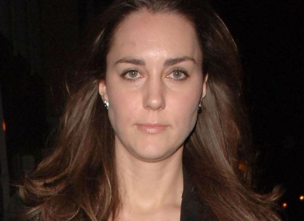 sallie6youtube's tweet photo. I don't know if Kate has had any work done? I believe it's a good thing for us woman & men to look our best this day & age.
People are saying Kate has had work done!
New veneers & nose?
& she may have had a little nip & tuck with visible bruises while off 'work'?
#KateIsBack https://t.co/3bBRm1vnUj