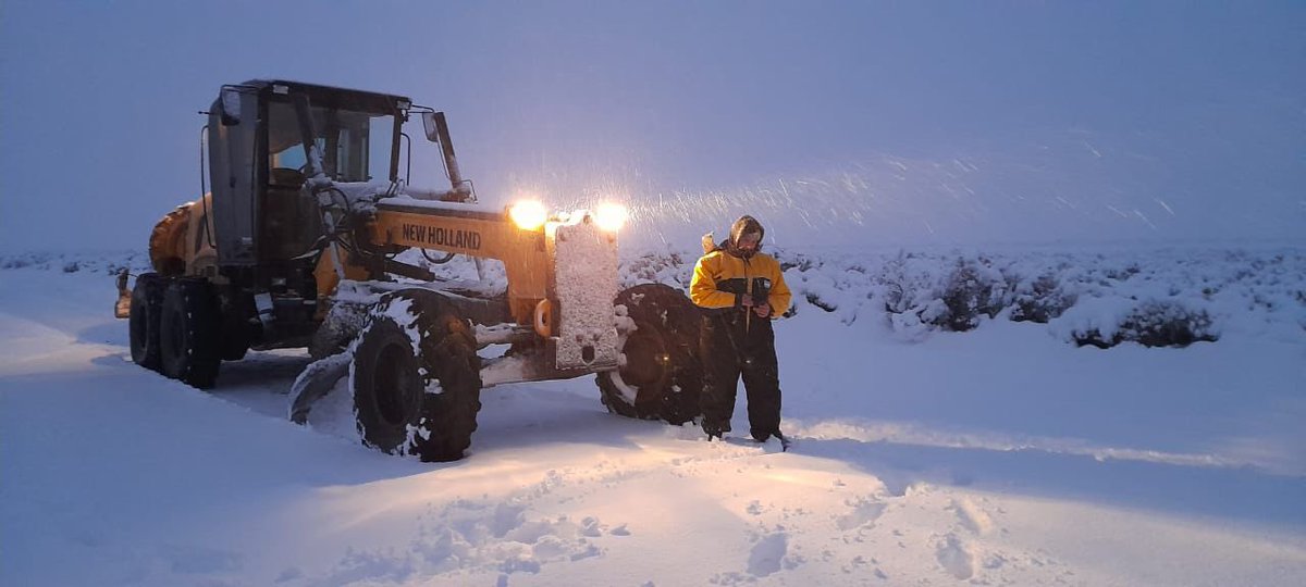 Quiero destacar el incansable trabajo que, por estas horas, están llevando adelante los equipos de Vialidad Provincial, Defensa Civil, Ministerio de Seguridad y organismos y fuerzas provinciales y nacionales, para asistir a los vecinos afectados por el fuerte temporal de nieve y
