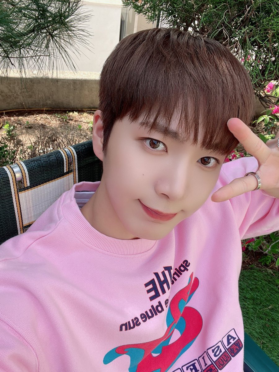 [#OX]

햇살이 좋았던 날☀️

#OMEGA_X #오메가엑스  
#케빈 #KEVIN