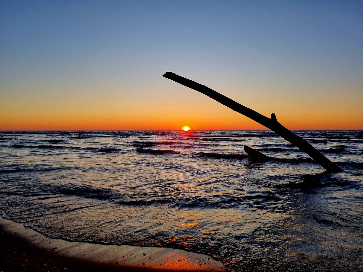 DietermanTjark's tweet photo. De lucht kleurt mooi oranje. Fijne donderdag😀 #natuur #landschap #zomer #Canada #Ontario #PortFranks #LakeHuron #zonsondergang https://t.co/or0ZnEbbHx