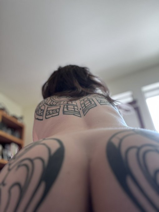 can I sit here?? 🍑 https://t.co/YqlTi3jWs7