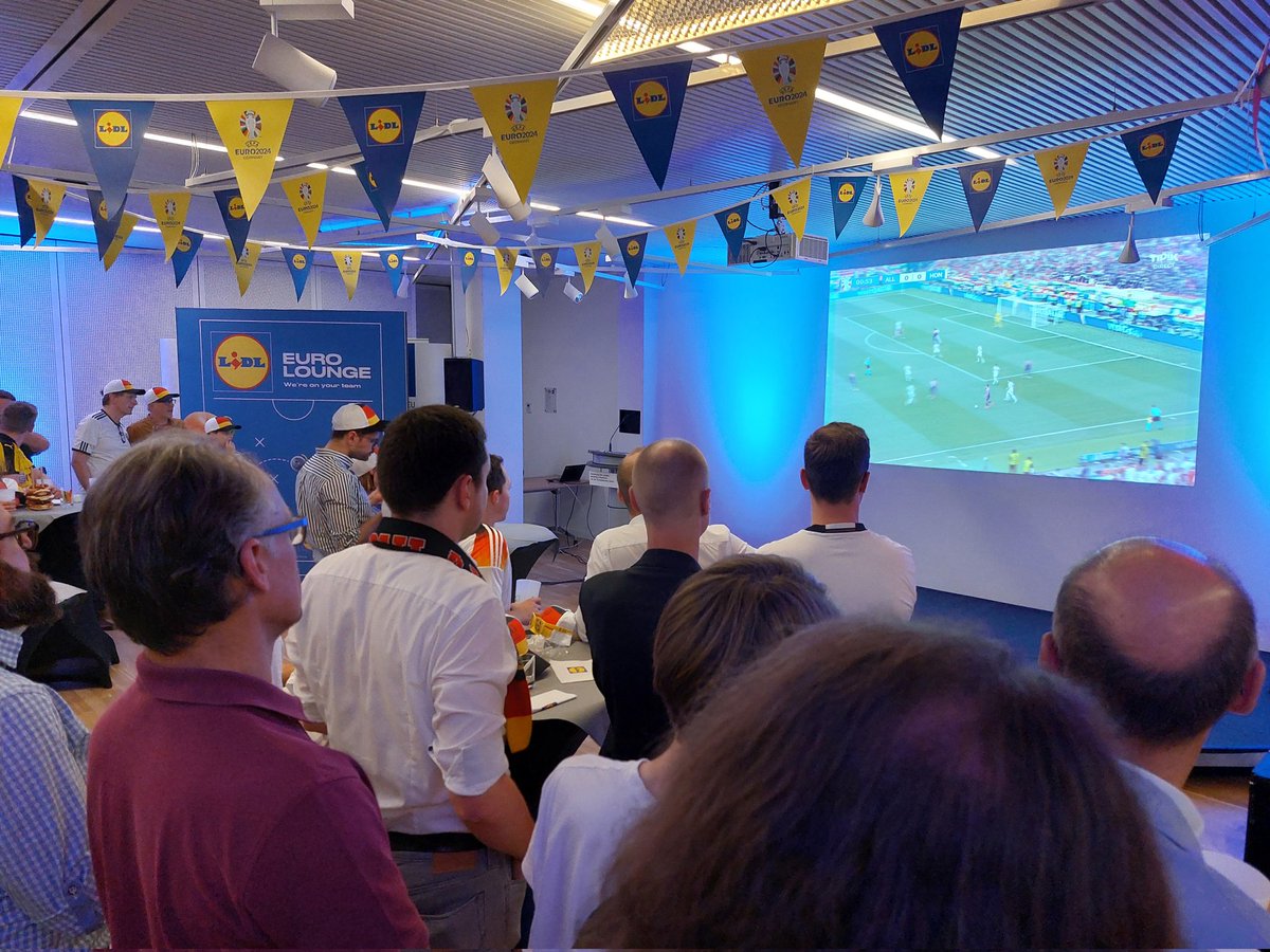 Gemeinsam haben wir unsere Nationalmannschaft in der Vertretung des Landes #NRW bei der EU zum  Sieg geguckt. Danke an den Sponsor Schwarz Gruppe. #GERHUN <a href="/DFB_Team/">DFB-Team</a> <a href="/lidl/">Lidl in Deutschland</a> <a href="/chemieverband/">VCI</a>