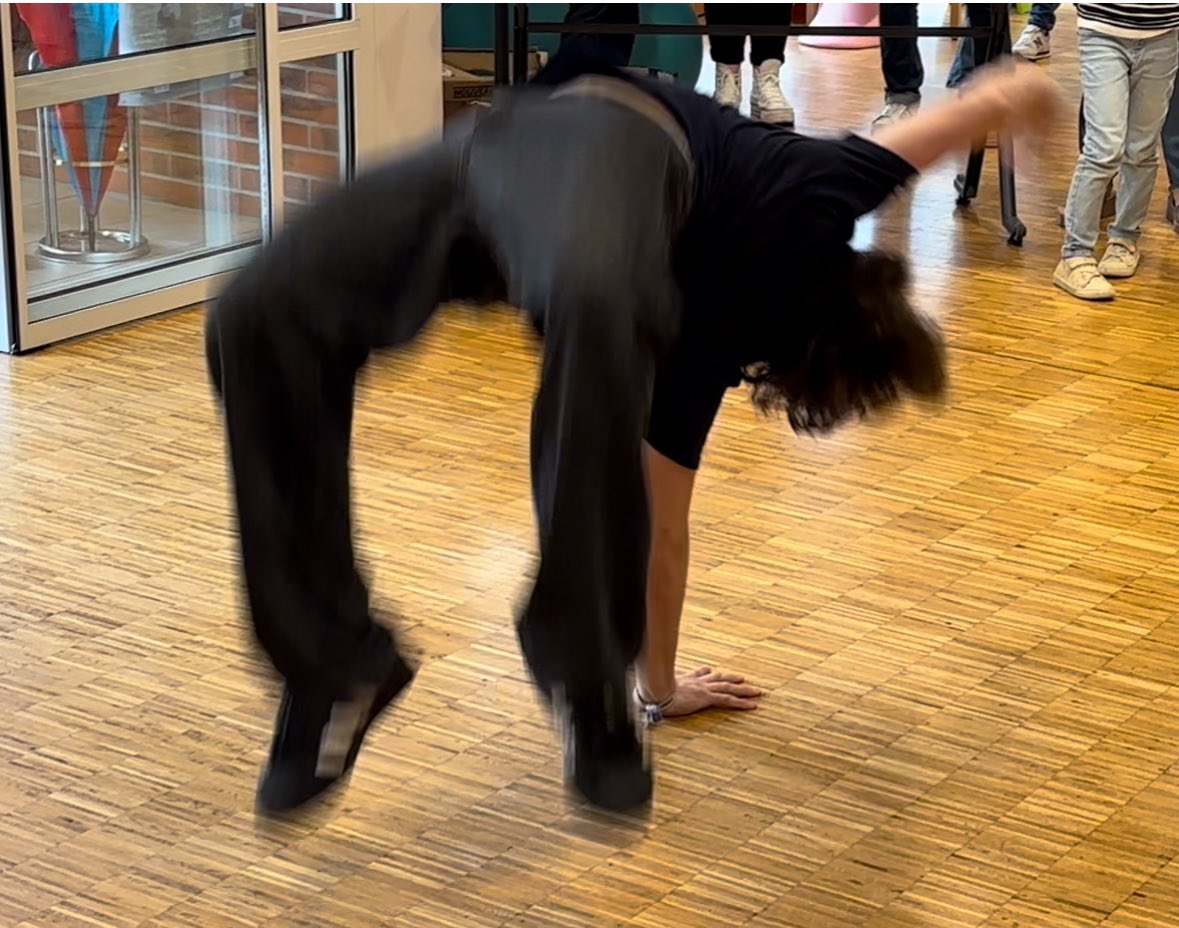 ChristelleBuira's tweet photo. Bibliothèque de Saint Germain du Puy => Démonstration de Breakdance par @JolanCrtt sur une musique de Joséphine Baker pour célébrer les 10 ans du projet départemental Cher-Lurelu @Ligueducher @dsden18 @profcoco @occe https://t.co/f3DAMoHwZK