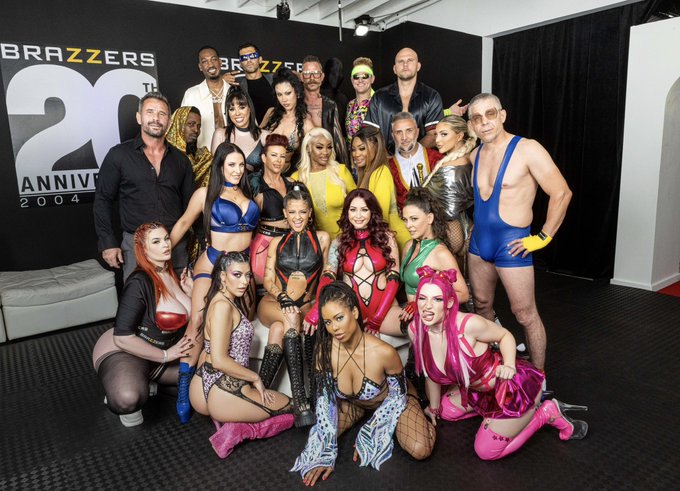 The @Brazzers 20th Anniversary Orgy is live now ?

https://t.co/Kaosjsm0jE https://t.co/gdxJmJg9k9