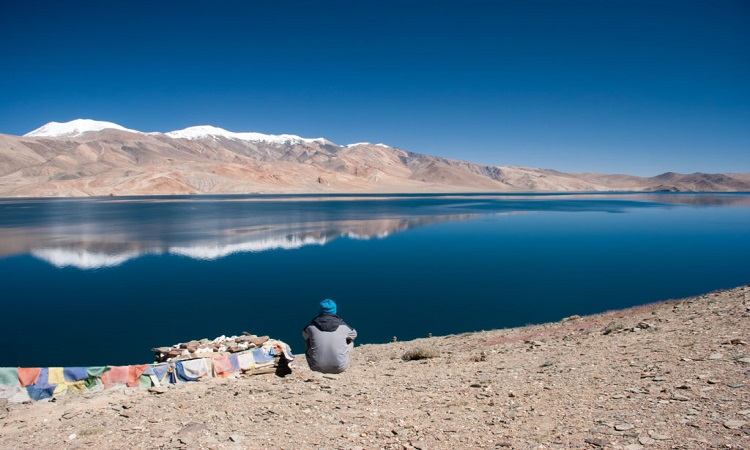 Julley_Ladakh's tweet photo. Tso Kar Lake, located in the Ladakh region of India, is a high-altitude saltwater lake. Known for its unique ecosystem, it supports diverse bird species, including the black-necked crane. The lake's fluctuating water levels create saline marshes, attracting both wildlife and researchers for ecological studies.