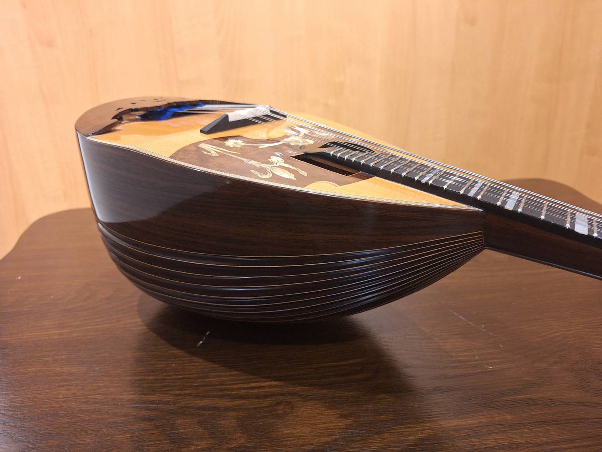 shima_kinshicho's tweet image. マンドリンのご紹介✨
#Calace 16bis Special はナンバーシリーズとクラシコシリーズをミックスした限定モデル！
ふくよかで全く新しいカラーチェサウンドの登場と言えます😊
表板杉の柔らかく表現力のある音色は #島村楽器 錦糸町マルイ店でしか体験できません👍
ぜひお試しください。
#カラーチェ