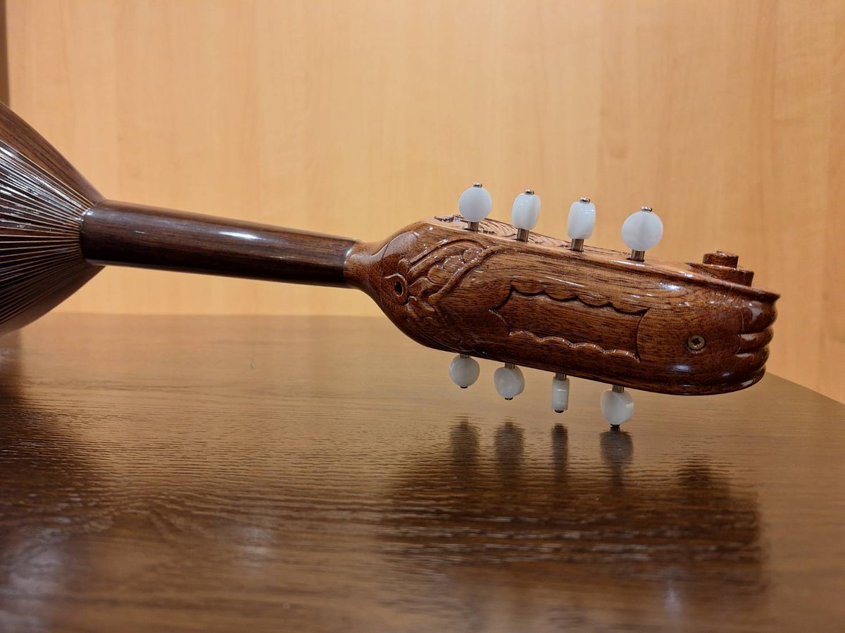 shima_kinshicho's tweet image. マンドリンのご紹介✨
#Calace 16bis Special はナンバーシリーズとクラシコシリーズをミックスした限定モデル！
ふくよかで全く新しいカラーチェサウンドの登場と言えます😊
表板杉の柔らかく表現力のある音色は #島村楽器 錦糸町マルイ店でしか体験できません👍
ぜひお試しください。
#カラーチェ