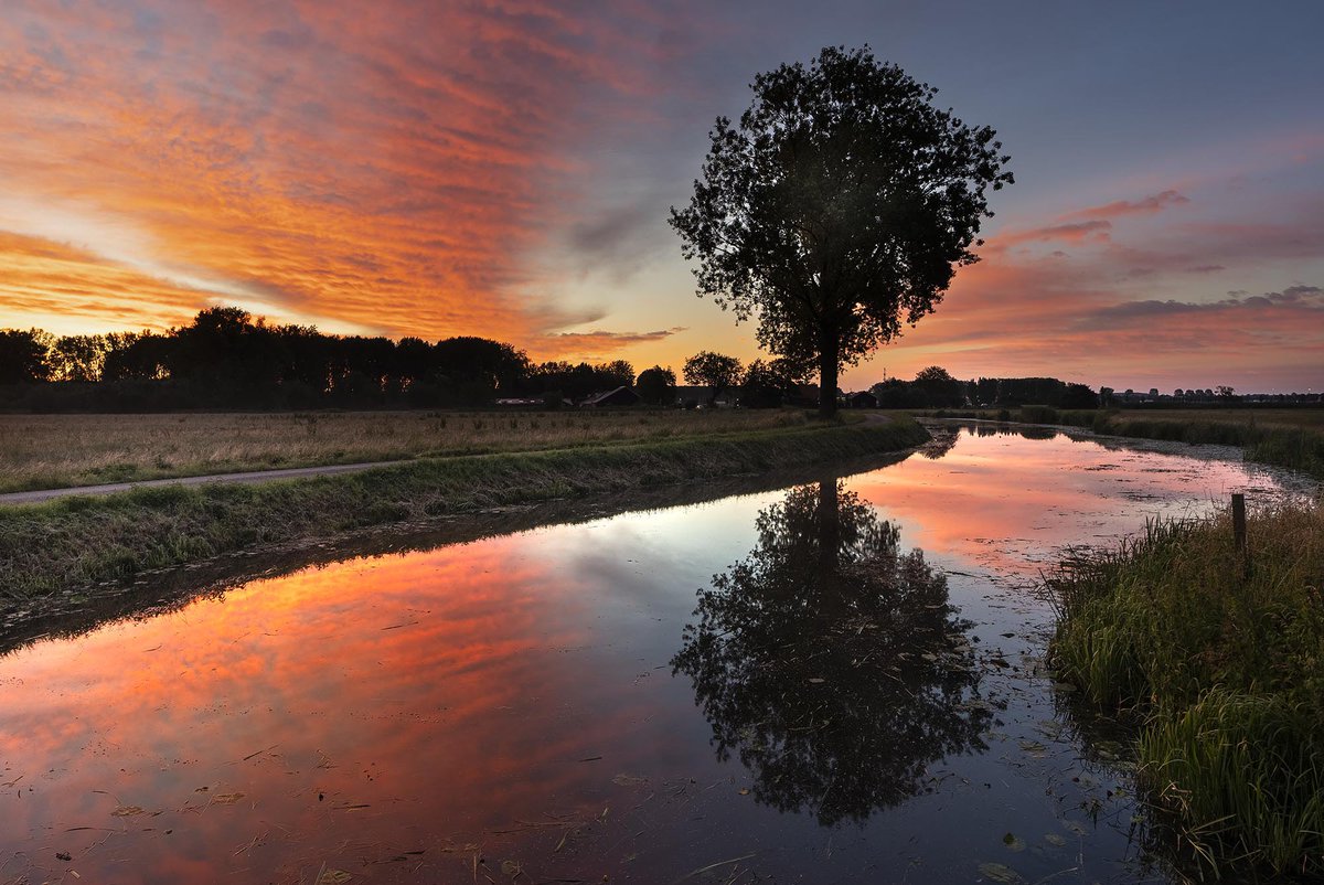 Wat een lucht om 4:55 uur in de Betuwe,..
<a href="/BuienRadarNL/">Buienradar</a> <a href="/HVweerNL/">Extreem Weer</a> <a href="/WNLVandaag/">WNL Vandaag</a> <a href="/OmroepGLD/">Omroep Gelderland</a> #nederland #Goedenmorgen #wnl